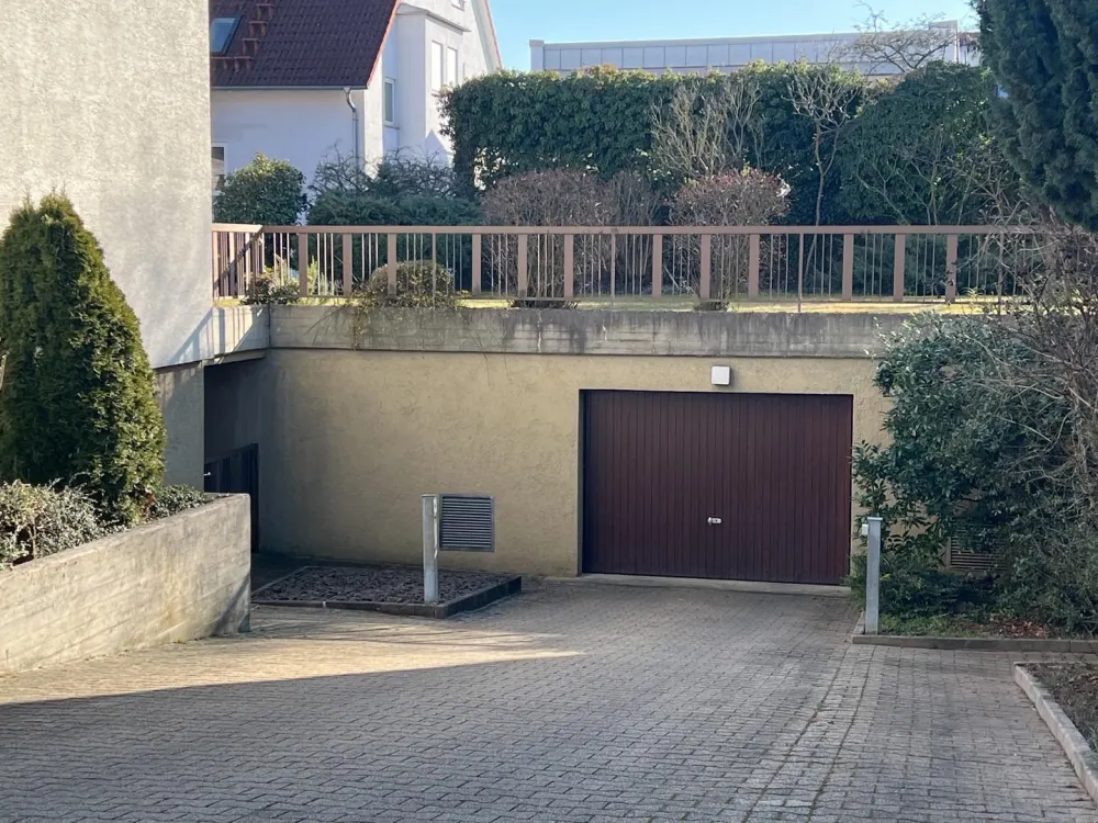 2,5 Zi-Wohnung Hochparterre mit Nord und Süd Balkon in ruhiger Lage, Tiefgarage, geringe Nebenkosten