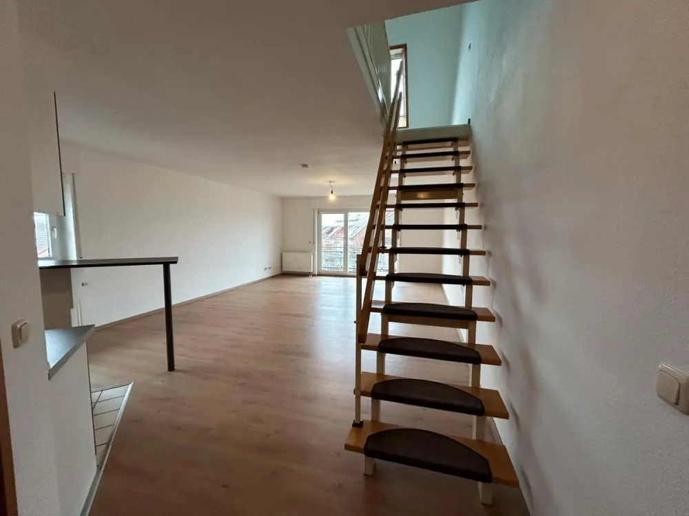 Bright & inviting 2-room maisonette apartment with kitchen and balcony awaits a new tenant!