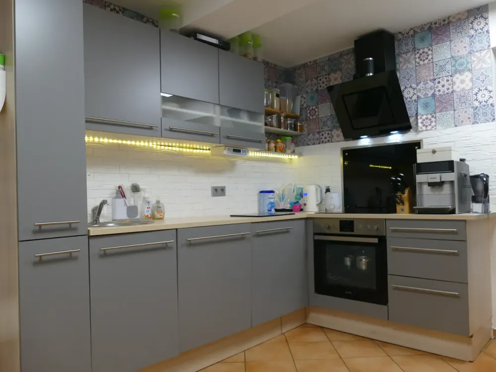 Top well-maintained upper floor apartment with garden - in the middle of the city