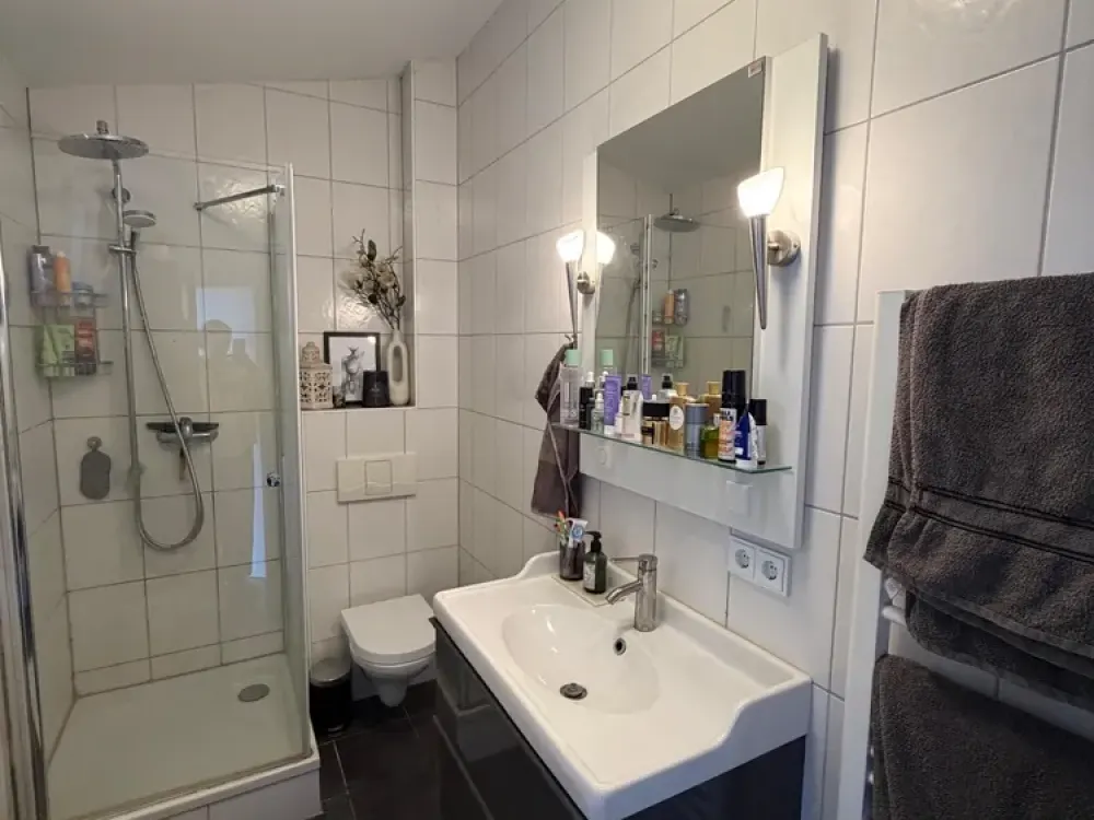 Top well-maintained upper floor apartment with garden - in the middle of the city