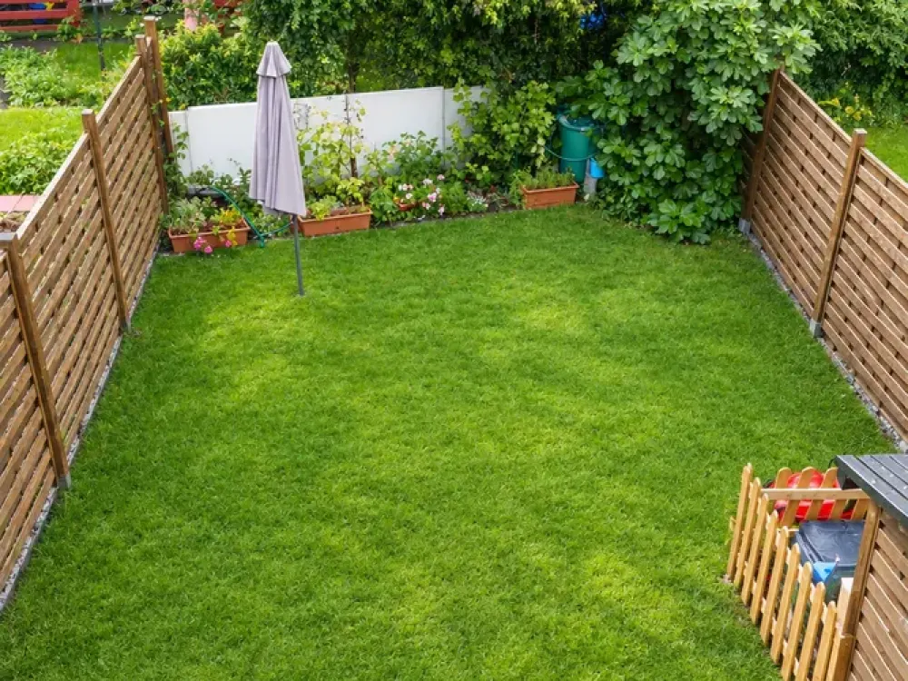 Top well-maintained upper floor apartment with garden - in the middle of the city