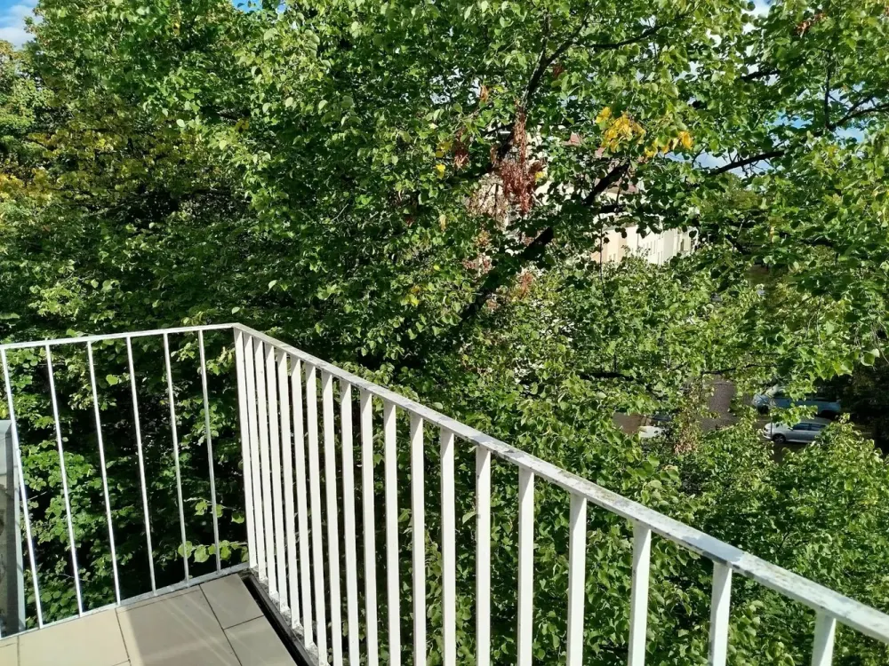 Sunlit Top-Floor Apartment in Berlin Weißensee with Balcony in the Komponisten Viertel