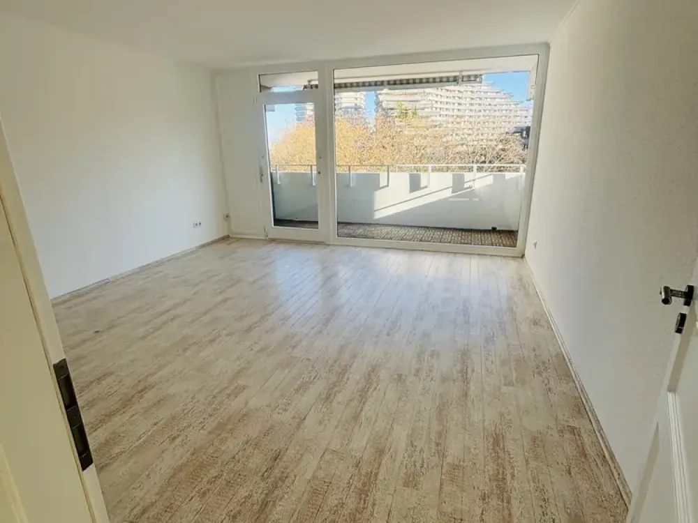 Moderne, frisch renovierte 2-Zimmer-Wohnung mit großem Balkon in Sachsenhausen-Süd