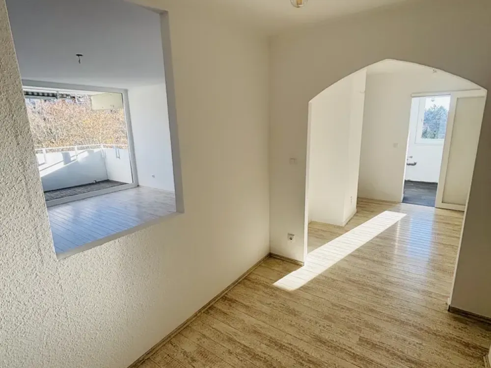 Moderne, frisch renovierte 2-Zimmer-Wohnung mit großem Balkon in Sachsenhausen-Süd