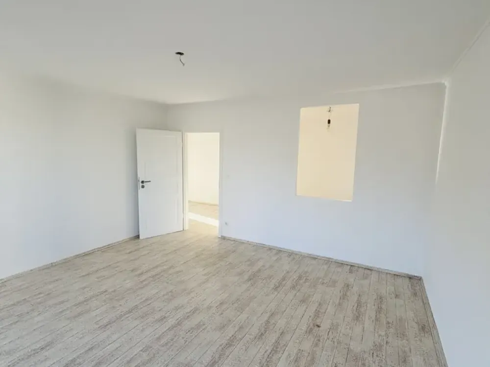 Moderne, frisch renovierte 2-Zimmer-Wohnung mit großem Balkon in Sachsenhausen-Süd