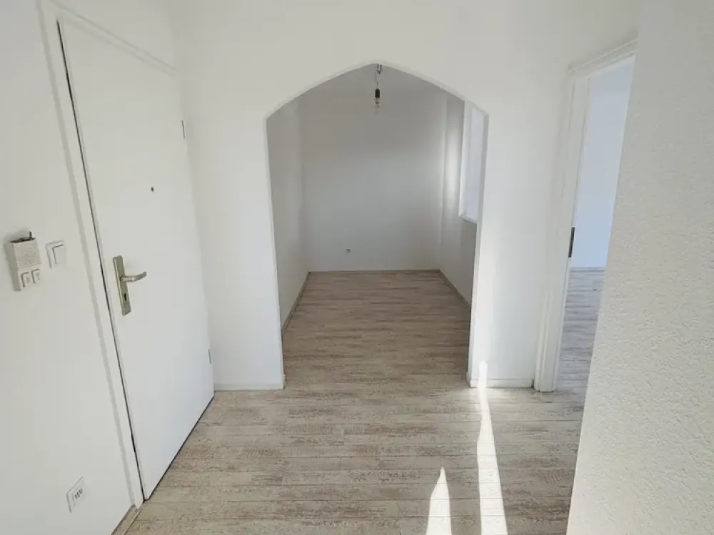 Moderne, frisch renovierte 2-Zimmer-Wohnung mit großem Balkon in Sachsenhausen-Süd