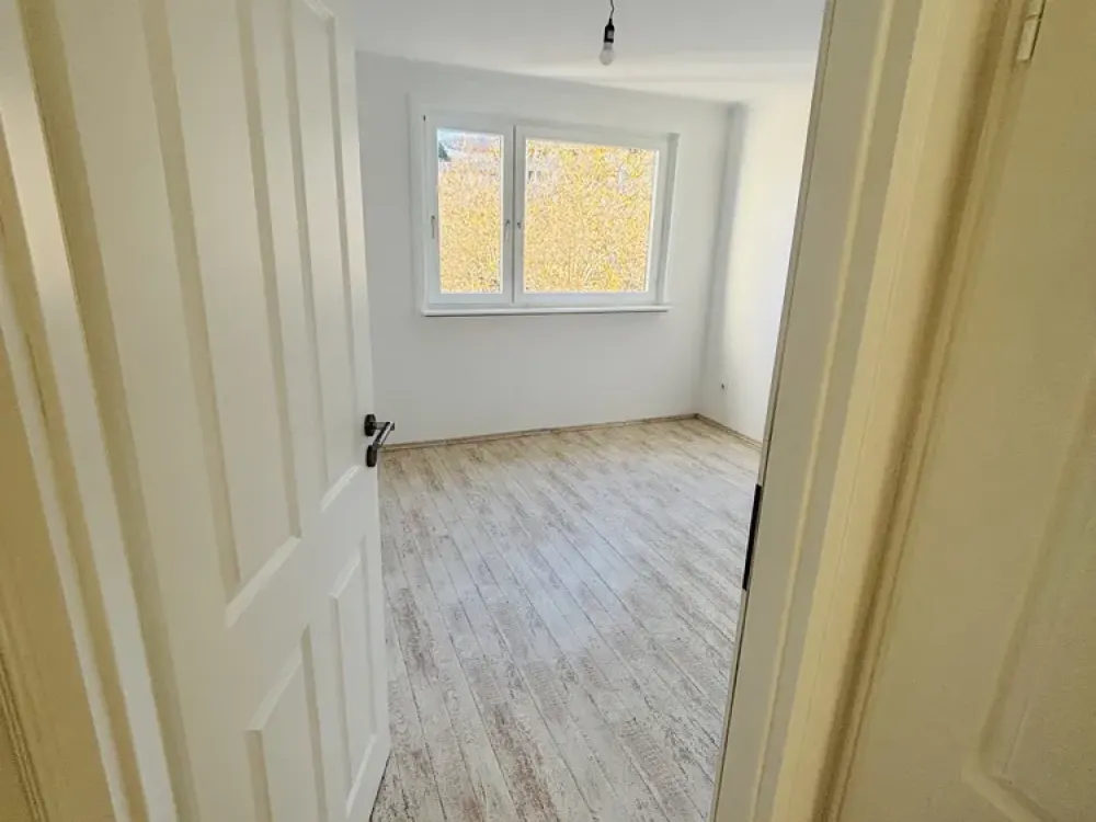 Moderne, frisch renovierte 2-Zimmer-Wohnung mit großem Balkon in Sachsenhausen-Süd