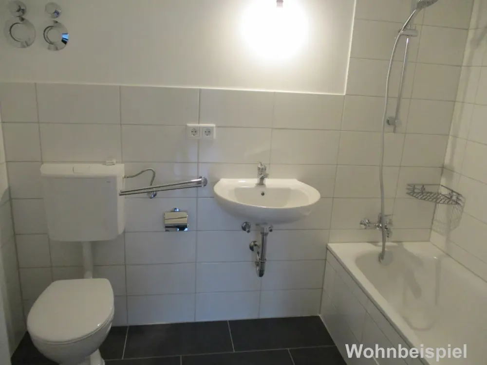 Perfekt für uns: renovierte 3-Zimmer-Wohnung mit Balkon und EBK