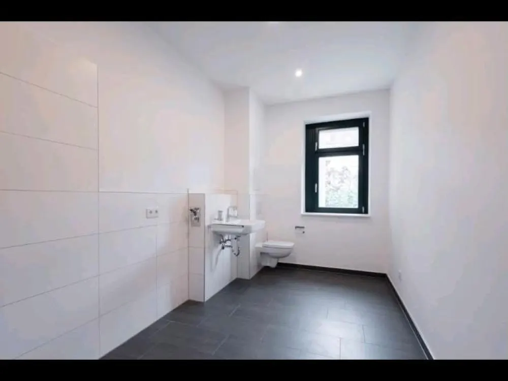 Leipzig: 3.5-Room Apartment with Balcony, November Warm Rent Covered