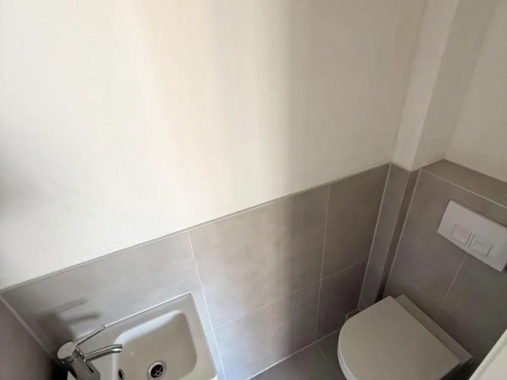 Frisch komplettsanierte 4-Zimmer-Wohnung mit Einbauküche & Balkon in Stuttgart-Bad Cannstatt