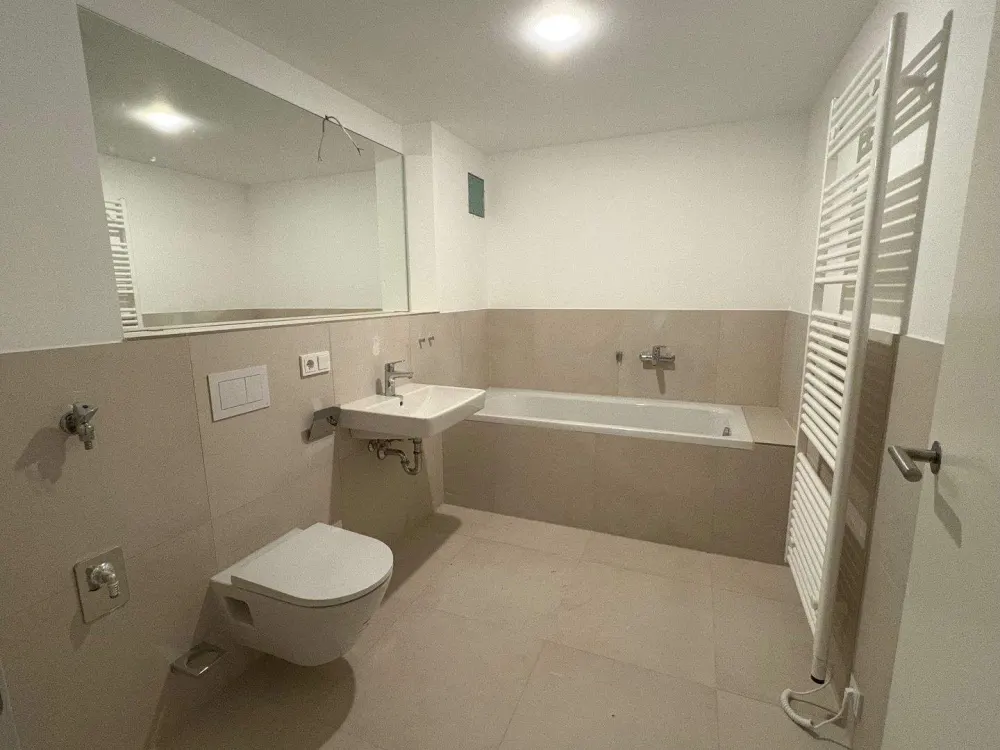 *Erstbezug - großzügige 3,5 Raumwohnung in saniertem Altbau*