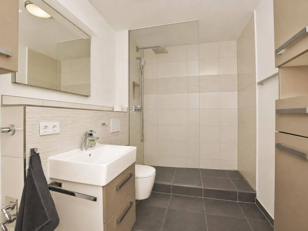 AIGNER - Hochwertige 2-Zimmer-Wohnung in Bogenhausen mit Einbauküche, Loggia & Tiefgarage
