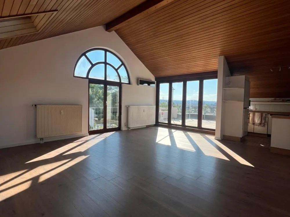 Helle, großzügige Dachgeschosswohnung mit schönem Blick