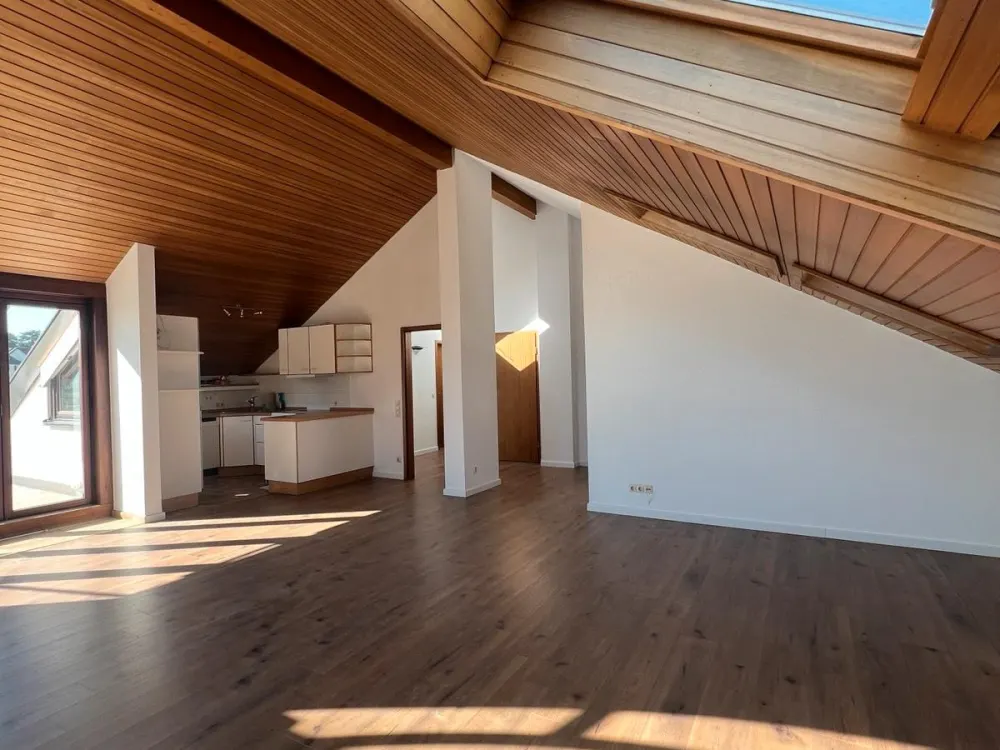 Helle, großzügige Dachgeschosswohnung mit schönem Blick
