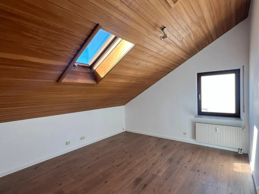 Helle, großzügige Dachgeschosswohnung mit schönem Blick