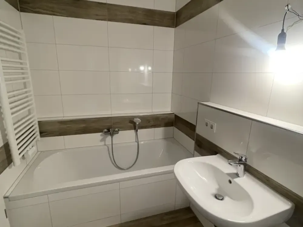 3-Zi Whg WG geeignet mit 2 Bädern + Badewanne