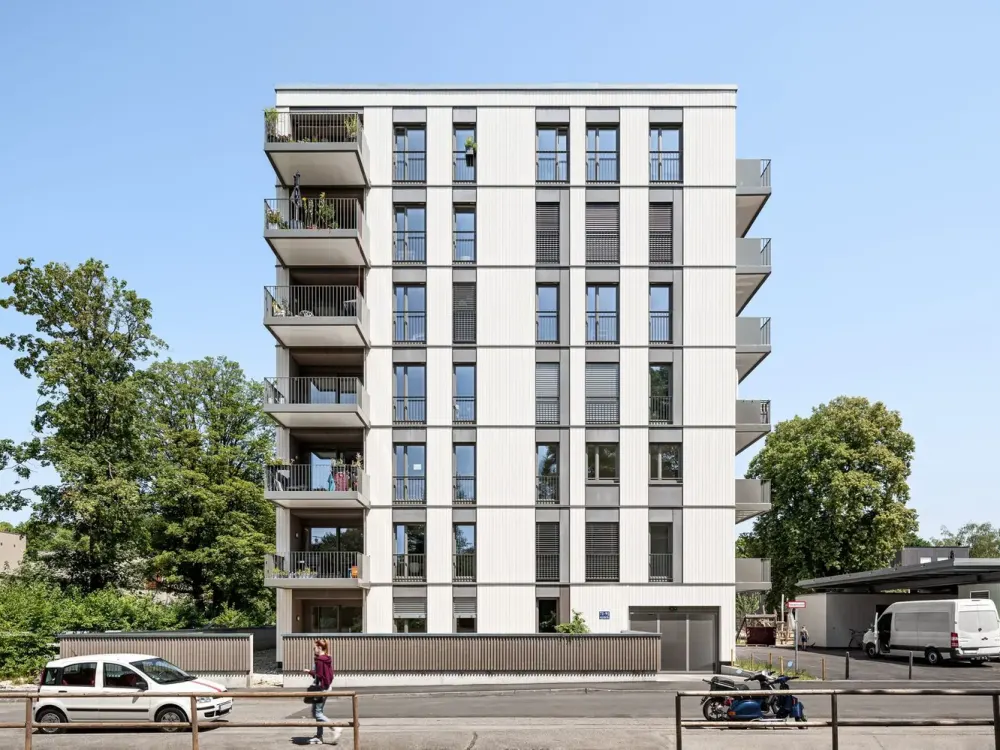 Exklusive 4-Zimmer Wohnung mit zwei Bädern, neuer EBK und großem Balkon in Bogenhausen