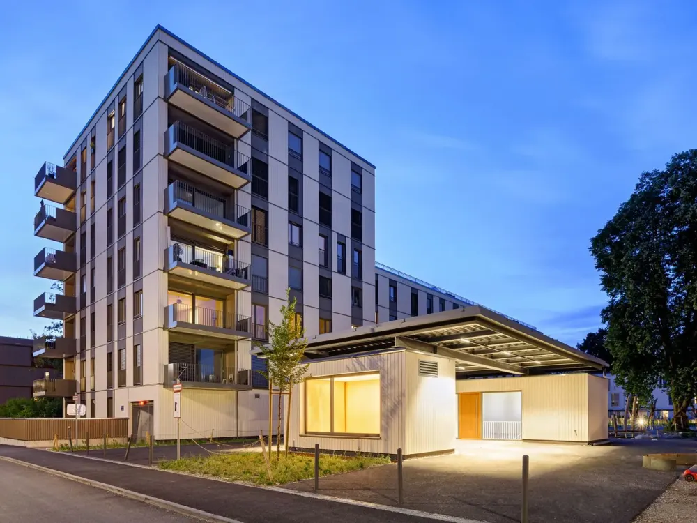 Exklusive 4-Zimmer Wohnung mit zwei Bädern, neuer EBK und großem Balkon in Bogenhausen