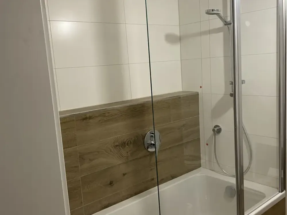 Exklusive 4-Zimmer Wohnung mit zwei Bädern, neuer EBK und großem Balkon in Bogenhausen