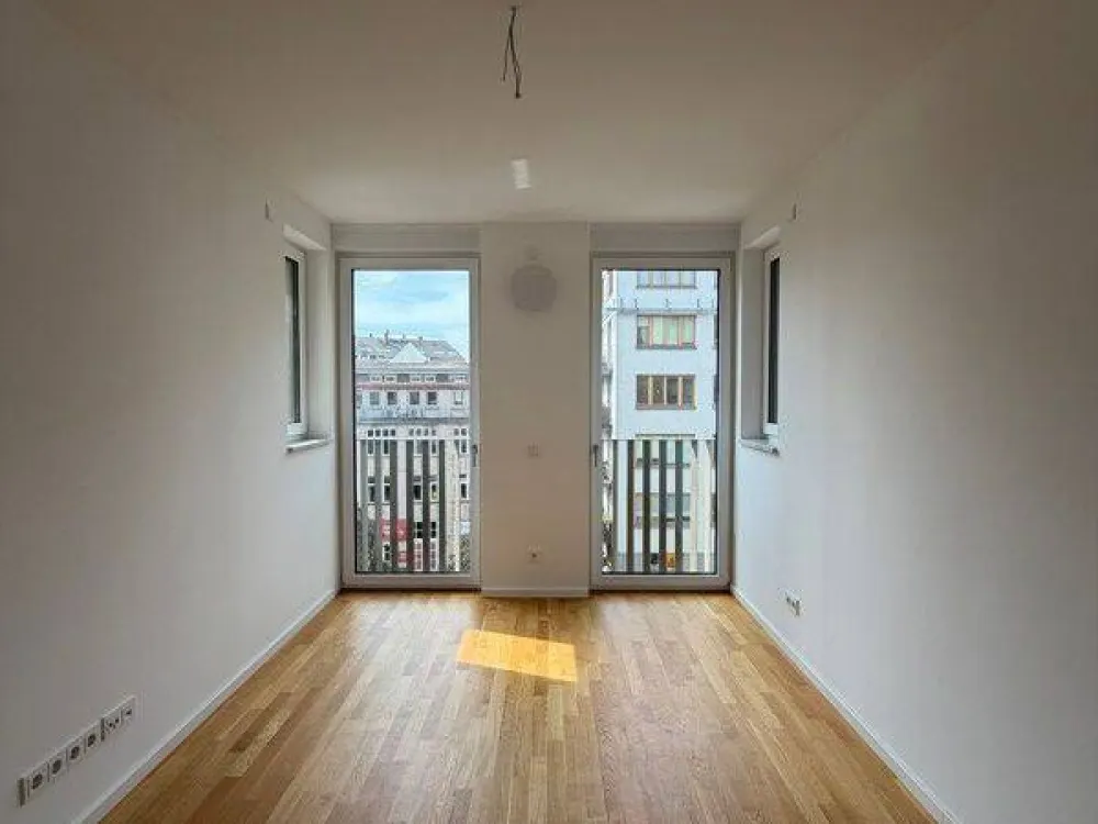 Moderne 5-Raum-Wohnung mit Einbauküche, 2 Bädern und Balkon