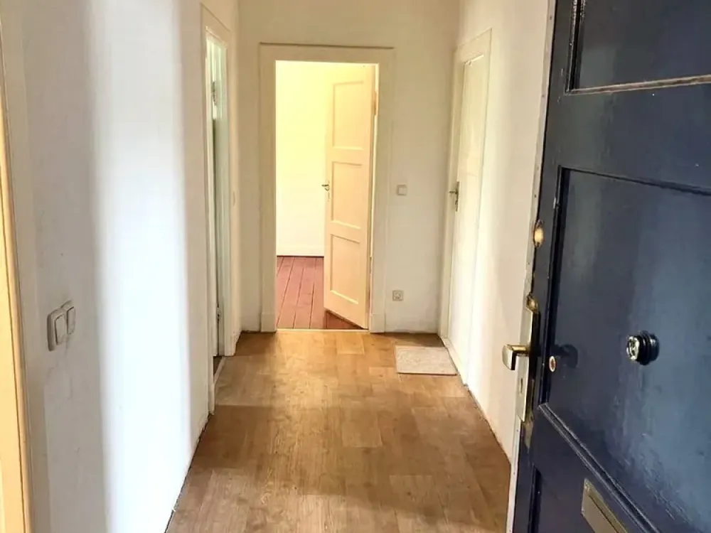 Home with 2.5 Rooms and Loggia in Berlin-Tempelhof
