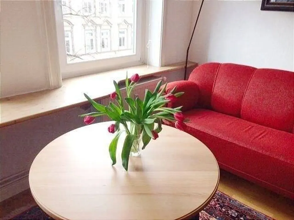 Möblierte 2 Zi.-Wohnung / Balkon/ Internet/ Pauschalmiete € 1.200,-/ Monat/frei ab sofort bis 31.10.2026 ( Zeitmietvertrag) / nur an eine Person!