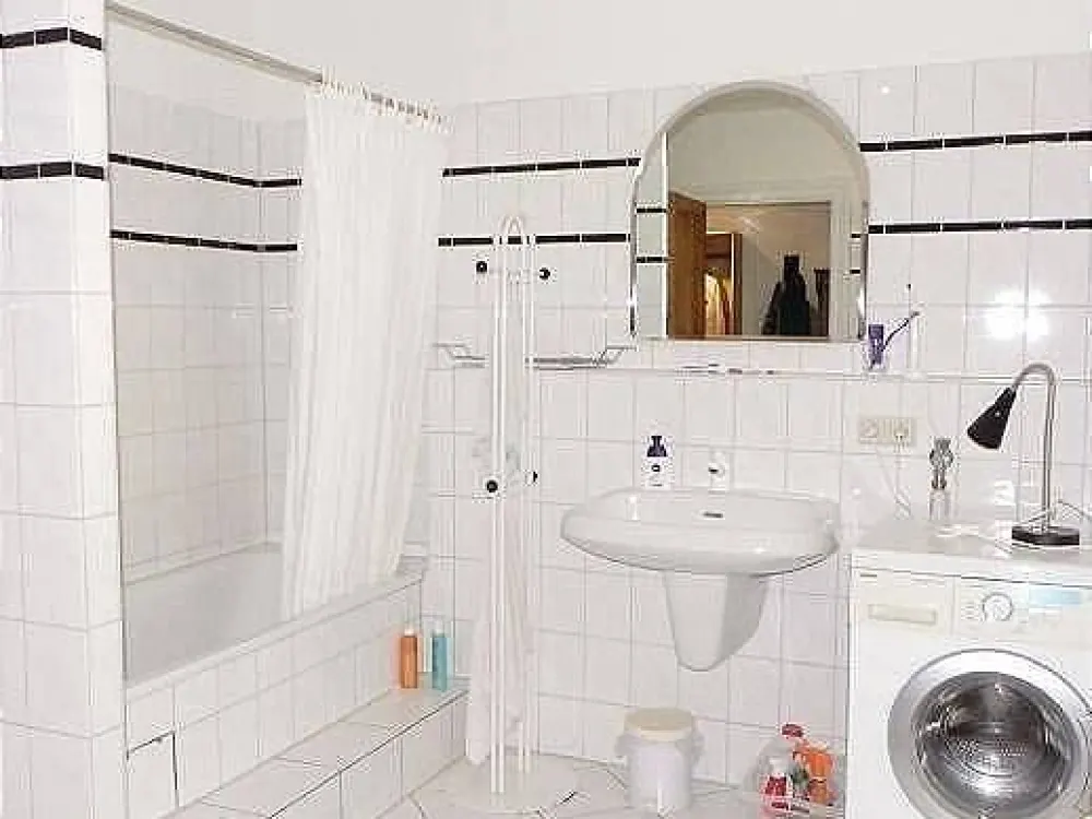 Möblierte 2 Zi.-Wohnung / Balkon/ Internet/ Pauschalmiete € 1.200,-/ Monat/frei ab sofort bis 31.10.2026 ( Zeitmietvertrag) / nur an eine Person!