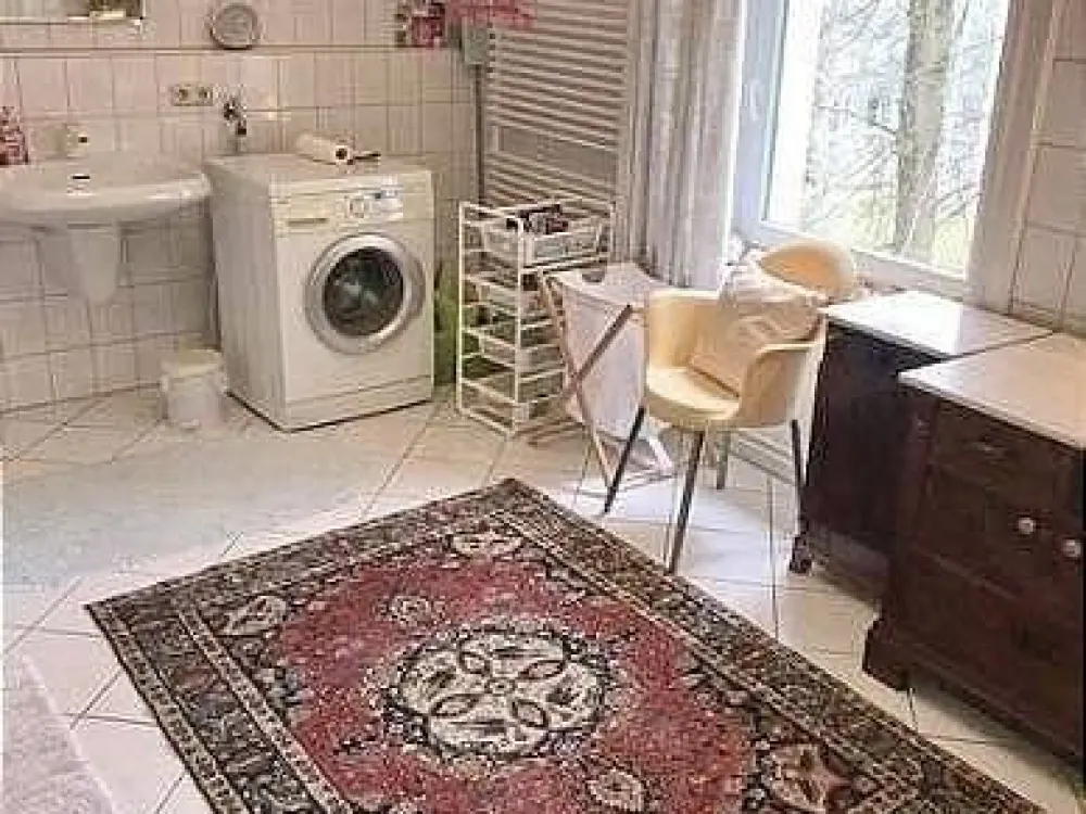 Möblierte 2 Zi.-Wohnung / Balkon/ Internet/ Pauschalmiete € 1.200,-/ Monat/frei ab sofort bis 31.10.2026 ( Zeitmietvertrag) / nur an eine Person!