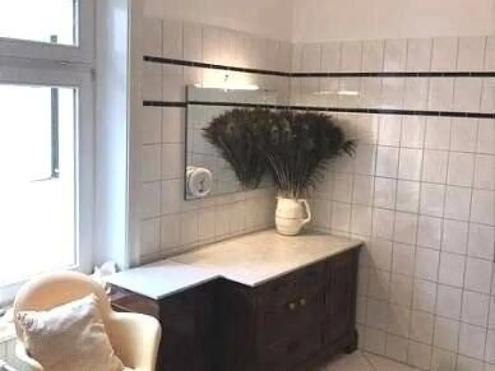 Möblierte 2 Zi.-Wohnung / Balkon/ Internet/ Pauschalmiete € 1.200,-/ Monat/frei ab sofort bis 31.10.2026 ( Zeitmietvertrag) / nur an eine Person!