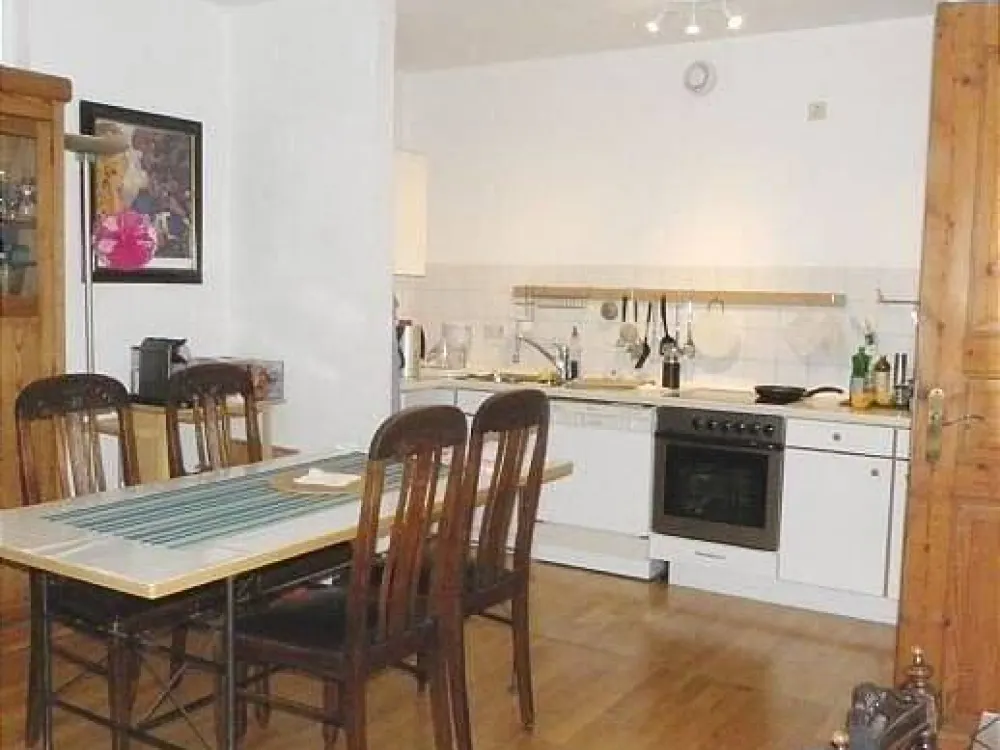 Möblierte 2 Zi.-Wohnung / Balkon/ Internet/ Pauschalmiete € 1.200,-/ Monat/frei ab sofort bis 31.10.2026 ( Zeitmietvertrag) / nur an eine Person!