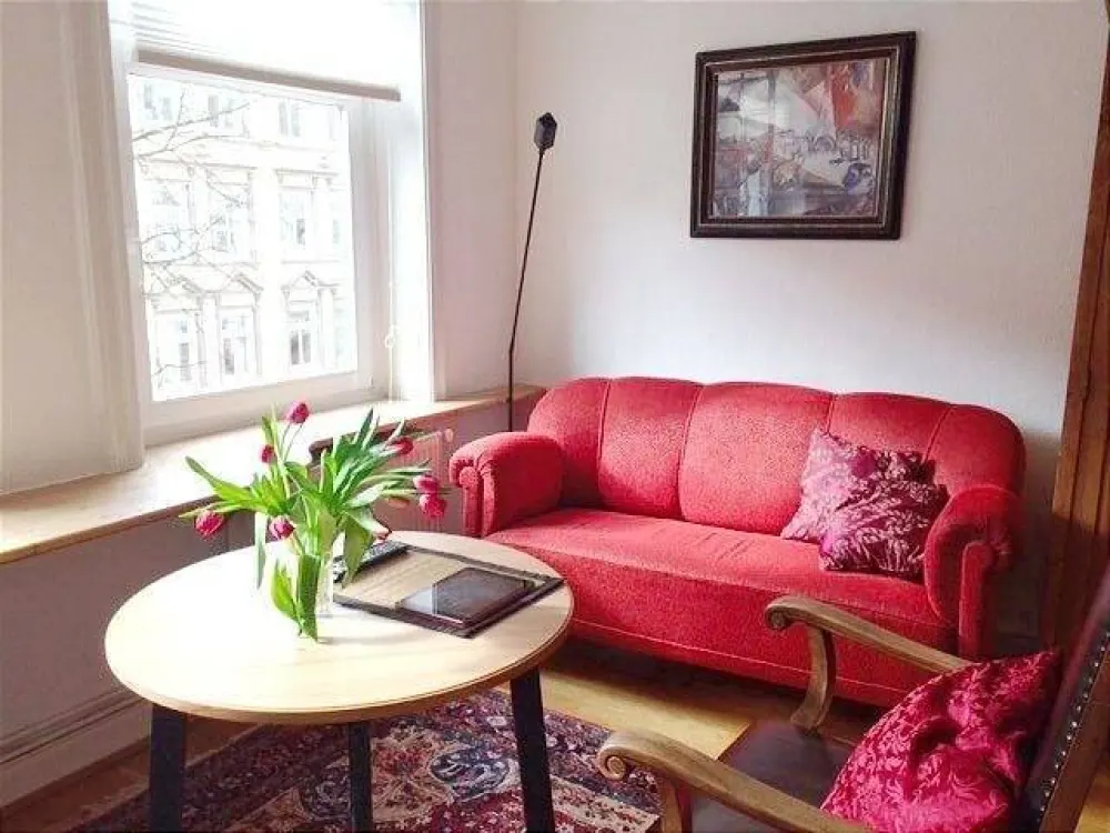 Möblierte 2 Zi.-Wohnung / Balkon/ Internet/ Pauschalmiete € 1.200,-/ Monat/frei ab sofort bis 31.10.2026 ( Zeitmietvertrag) / nur an eine Person!
