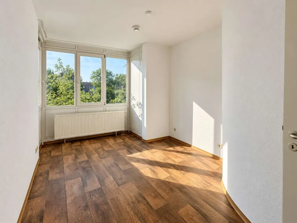 Horn-Lehe / Bright Apartment plus Underground Parking Space in Quiet Location