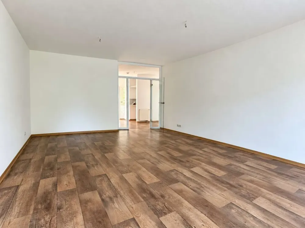 Horn-Lehe / Bright Apartment plus Underground Parking Space in Quiet Location