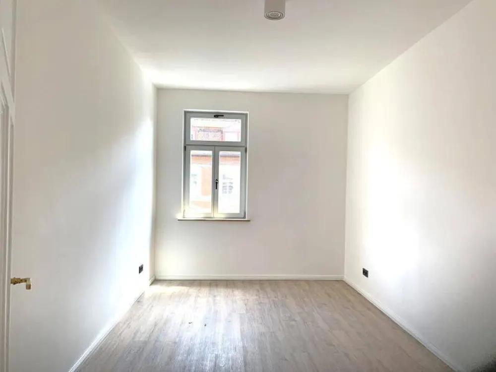 N-Steinbühl: Erstbezug! Schön & hell: 3-Zi-Whg., 1.OG (m.A.), Balkon, Einbauküche, Kühlung, Stpl.