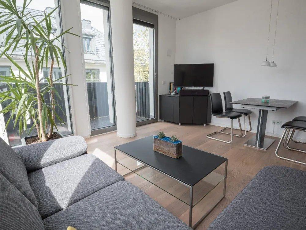 Helles möbliertes Apartment an Theresienwiese (ab 20.9. max. 6 M