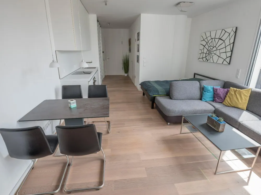 Helles möbliertes Apartment an Theresienwiese (ab 20.9. max. 6 M