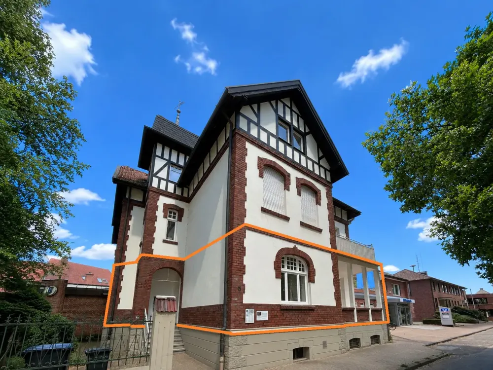 Renovated Ground Floor Apartment Invites You to Move In!
