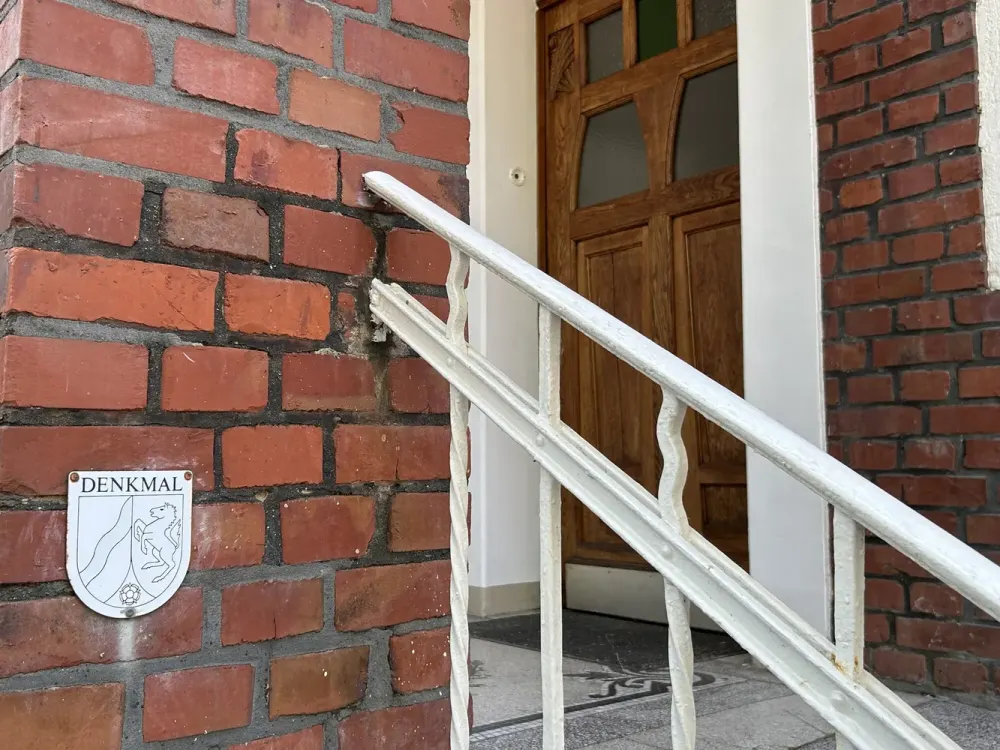 Renovated Ground Floor Apartment Invites You to Move In!