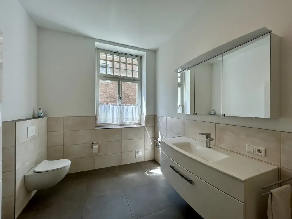 Renovated Ground Floor Apartment Invites You to Move In!