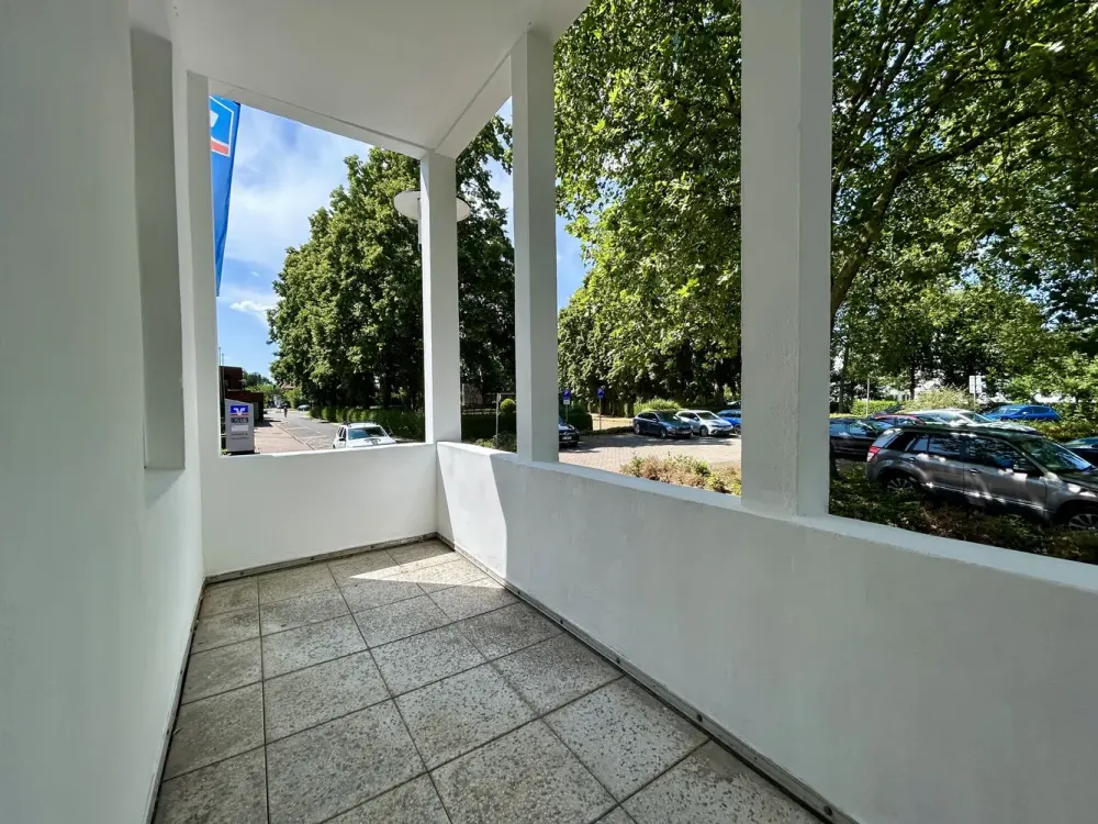 Renovated Ground Floor Apartment Invites You to Move In!