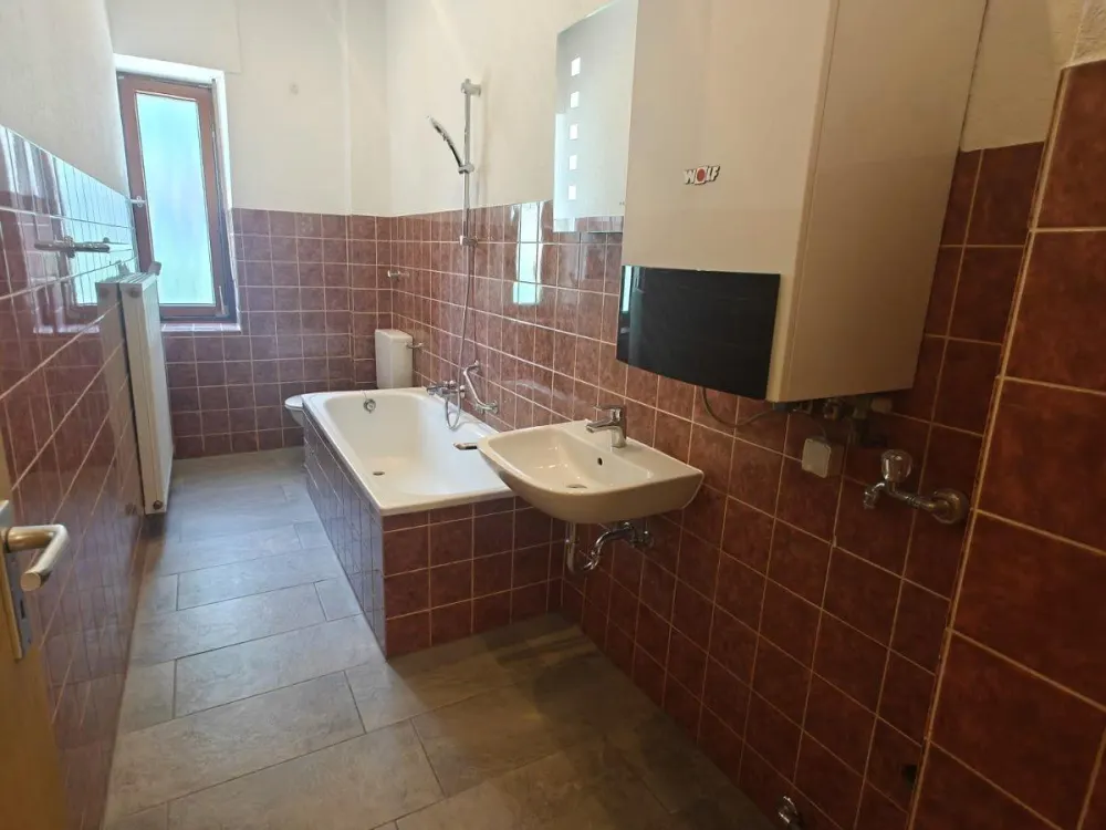 Ab sofort!! Frisch renovierte 2,5 Zimmer Wohnung
