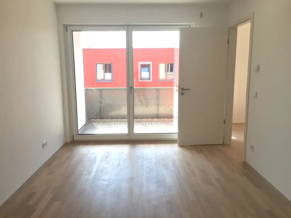 Beautiful bright 2-room apartment with south-facing loggia in Sendling-Westpark