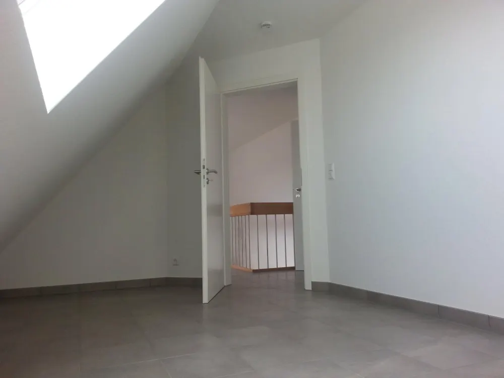 Neuwertige 4-Zimmer-Maisonette-Wohnung + Garage + Klimaanlage