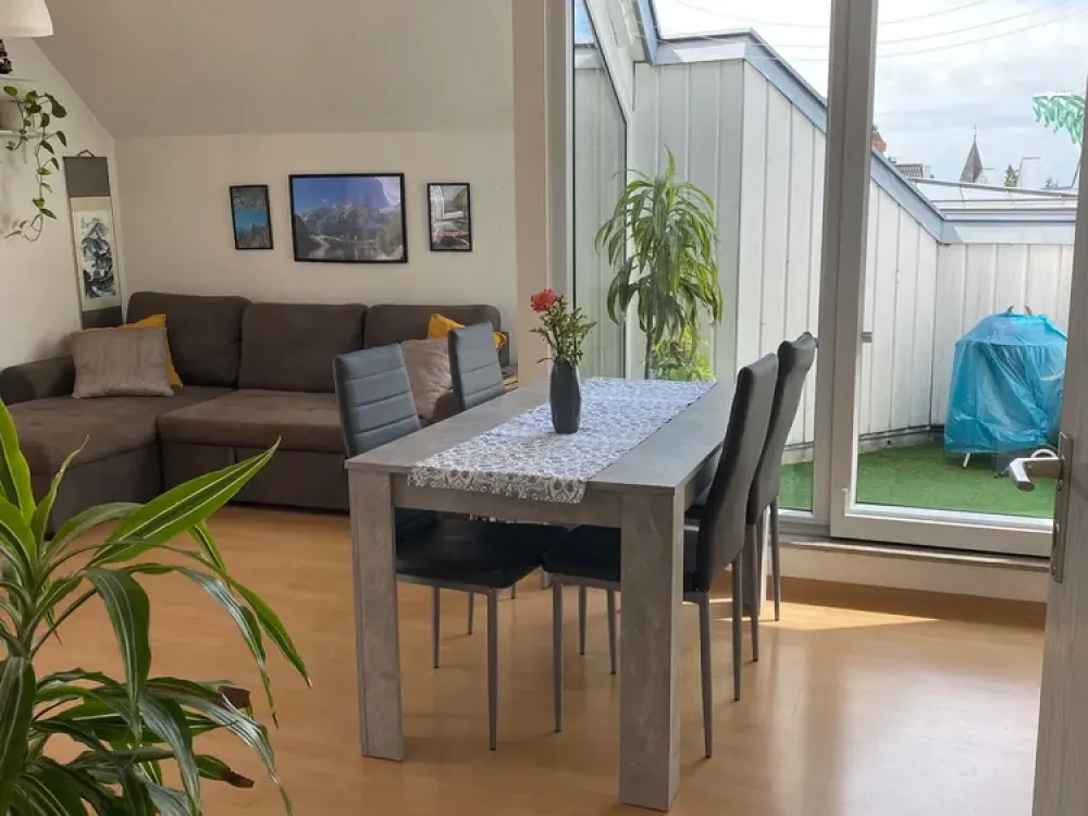 2 - Zimmer DG Wohnung, zentral, ruhig, hell.