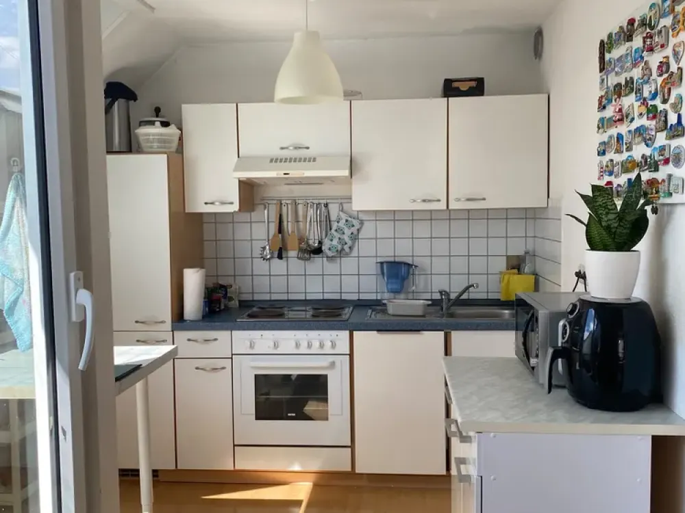 2 - Zimmer DG Wohnung, zentral, ruhig, hell.