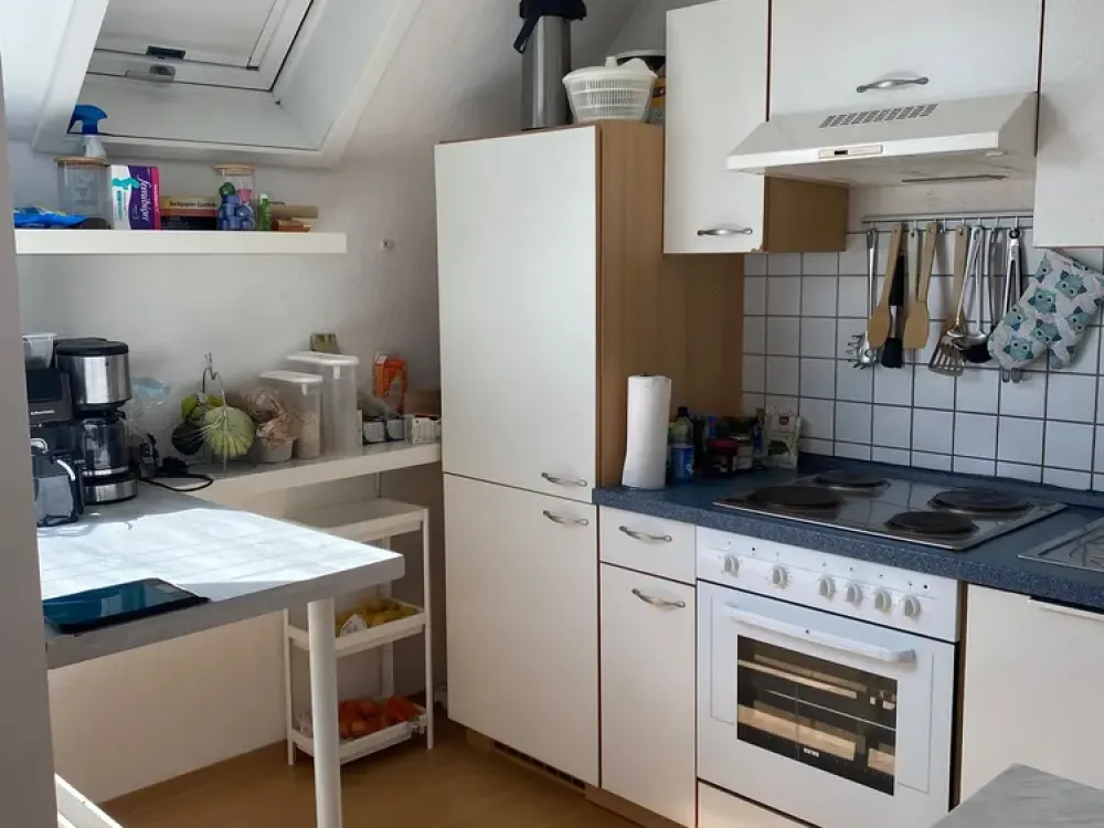 2 - Zimmer DG Wohnung, zentral, ruhig, hell.