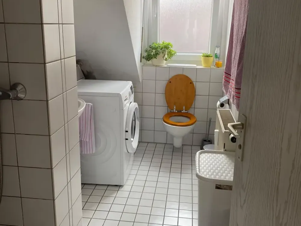 2 - Zimmer DG Wohnung, zentral, ruhig, hell.