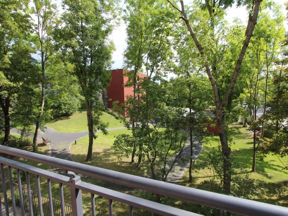 Exklusiv energetisch Sanierte 3-R-Woh. mit Stellplatz ++2 Designbäder ++Lift ++Parkett ++Balkon ins Grüne++