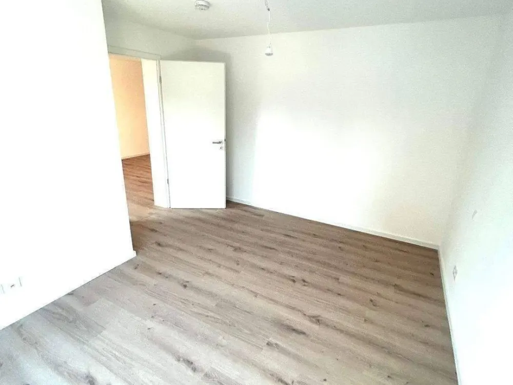 *2 MONATE MIETFREI* Erstbezug 2-Zimmer-Wohnung Balkon überdacht | EBK | Abstellraum | TG