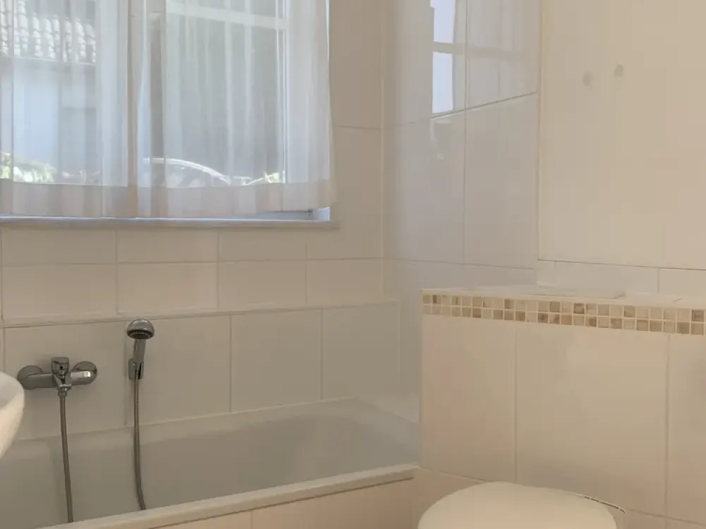 Moderne 2,5-Zimmer-Souterrainwohnung mit hochwertiger Einbauküche und sonniger Terrasse